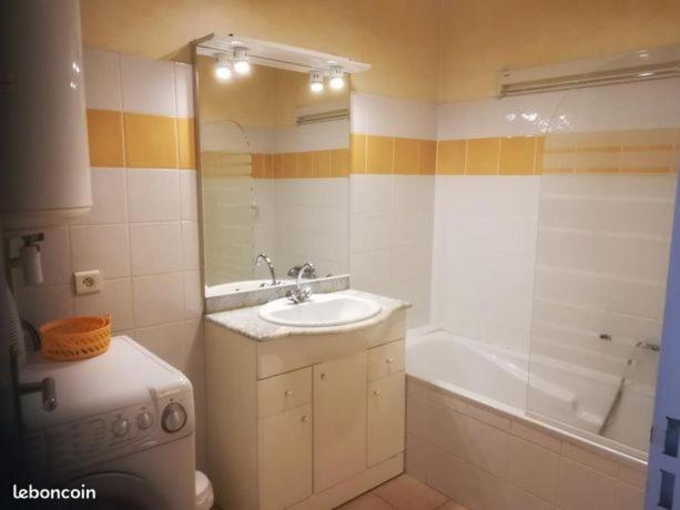 Sainte Maxime Grand Studio Climatise Proche Du Bord De Mer Сен Максим Екстериор снимка